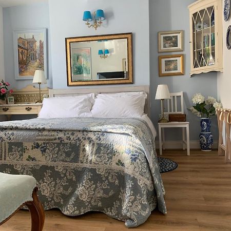 Esme'S Bed & Breakfast Уинчестър Екстериор снимка